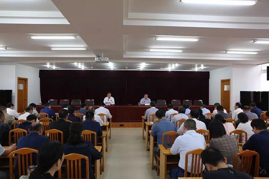  △5月14日，阜阳市纪委在五楼会议室召开全体人员会议，受市委委托，阜阳市委常委、组织部长王朝晖宣读省委决定，章绍伟作表态发言。