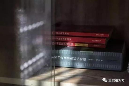 　　▲2019年8月15日，湖南慈利县洞溪村，大姐张阿丽家里摆放着刑法定罪与量刑标准的解读。新京报记者 彭子洋 摄