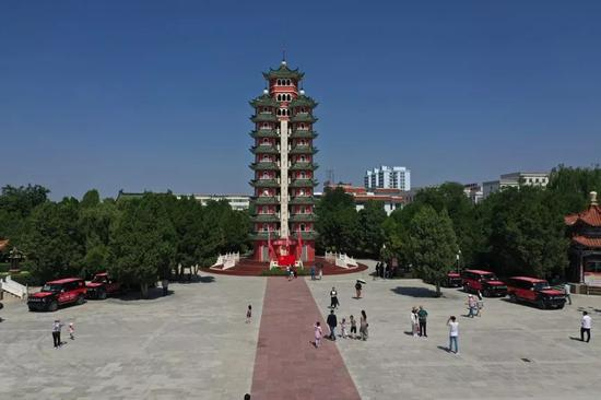 总台采访车队到达会宁红军会师旧址