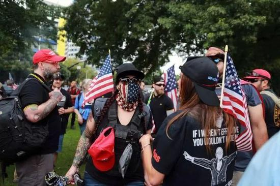 参加游行的示威者戴着面罩&nbsp;图片来源：推特