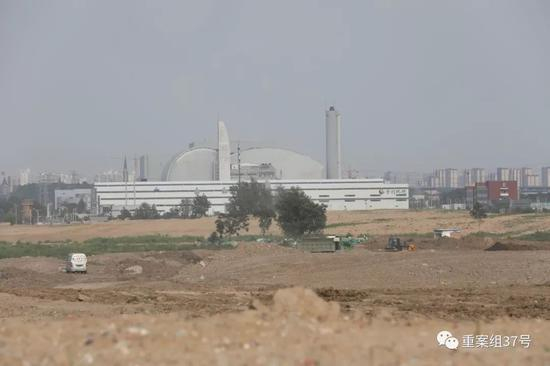 　　▲2019年8月15日，朝阳区焦沙路北侧有大批复耕地被围挡，围挡内渣土车进进出出倾倒车内的渣土，铲车和挖掘机正在进行填土。&nbsp;新京报记者 王飞 摄