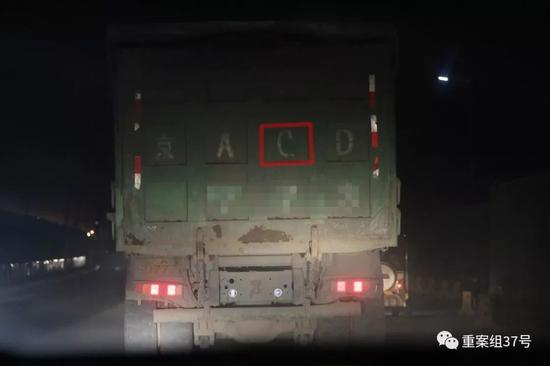 ▲2019年8月2日，朝阳区来广营北路，一辆渣土车将车上的车号进行涂改。&nbsp;新京报记者 王飞 摄