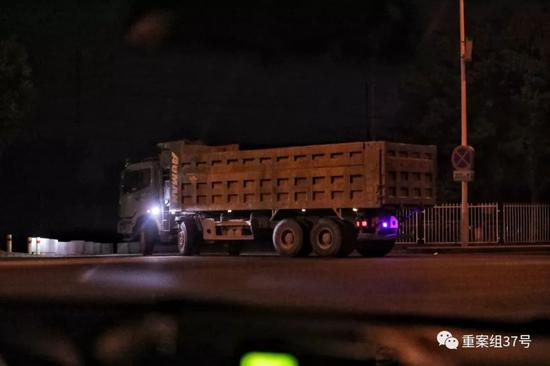 ▲2019年8月2日，北京顺义区顺沙路，凌晨一辆辆大车进入工地拉运渣土。&nbsp;新京报记者 王飞 摄