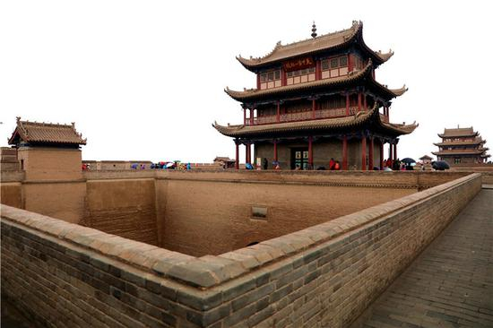 　游客游览嘉峪关（8月21日摄）。新华社记者 郭刚 摄