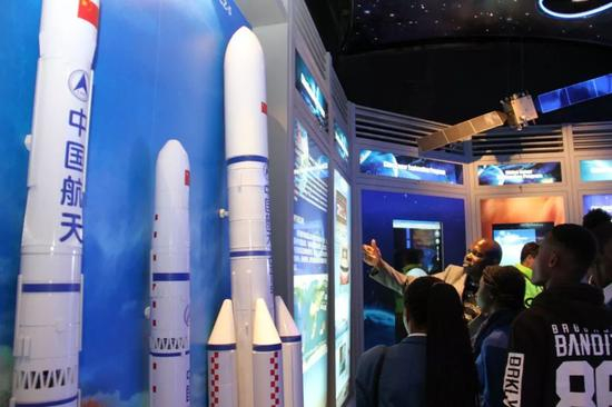 8月19日，在纳米比亚斯瓦科普蒙德，当地青少年参观航天展览。新华社记者吴长伟摄&nbsp;