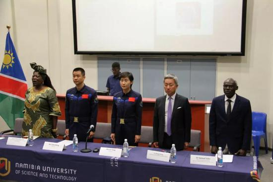 8月22日，在纳米比亚首都温得和克，中国航天员刘洋（前左三）、陈冬（前左二）在纳米比亚科技大学参加交流活动。新华社发（卡萨克摄）