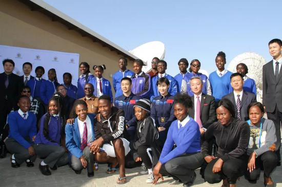 8月19日，在纳米比亚斯瓦科普蒙德，中国第一位进入太空的女航天员刘洋（中排，左五）和中国航天员陈冬（中排，左四）等与当地青少年合影。新华社记者吴长伟摄&nbsp;