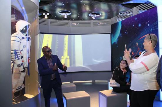 8月19日，在纳米比亚斯瓦科普蒙德，观众在航天展览上拍照。新华社记者吴长伟摄&nbsp;