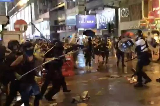 　示威者在沙咀道追打防暴警察。橙新闻