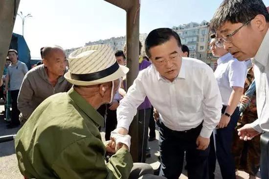 　　在哈尔滨市道外区先锋路东棵街棚改项目现场，张庆伟（中）了解棚户区居民生活情况。来源：黑龙江日报