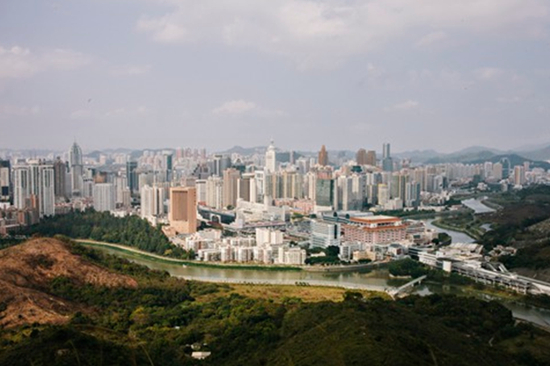 　　英国《卫报》曾刊登不同年代从香港视角拍摄的深圳照片，上图为1964年的深圳，下图为2015年的深圳。