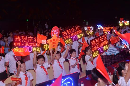  全场合唱《我和我的祖国》