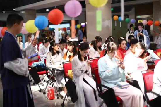 9月13日，北京月坛公园，中秋节活动现场，大家穿着各式汉服，现场悬挂着气球。受访者供图