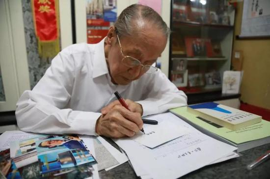 ▲高镇同在自己书房。记者夏子麟摄