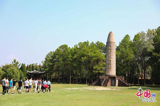 瑞金叶坪旧址群，游客瞻仰红军烈士纪念塔。中国网记者&nbsp; 董宁摄影