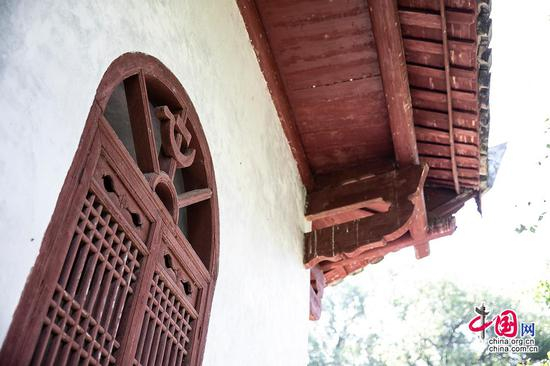 红军烈士纪念亭窗户设计有镰刀斧头图案。中国网记者&nbsp; 董宁摄影