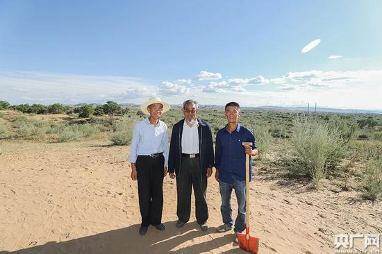 郭万刚（左一）、张润元（左二）、郭玺（央广网记者 韩靖 摄）