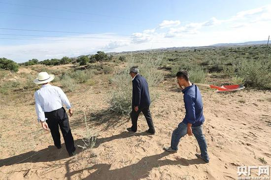 八步沙林场三代治沙人（央广网记者 韩靖 摄）