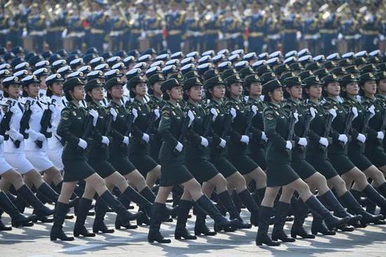 　　10月1日上午，庆祝中华人民共和国成立70周年大会在北京天安门广场隆重举行。这是女兵方队。新华社记者 李鑫&nbsp; 摄