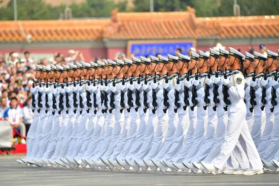 　　10月1日上午，庆祝中华人民共和国成立70周年大会在北京天安门广场隆重举行。这是受阅的海军方队。新华社记者 黄孝邦 摄