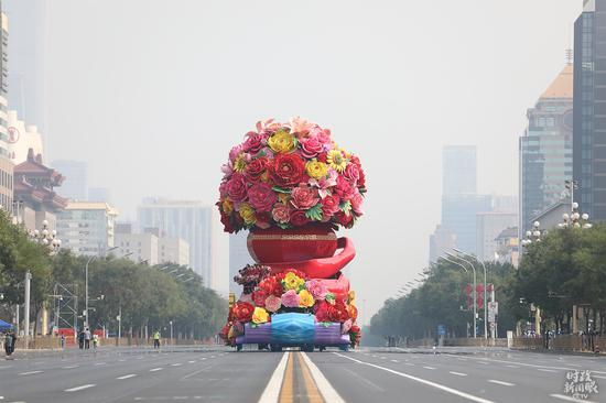 △这是“祖国万岁”彩车正在入场。（央视记者魏帮军拍摄）