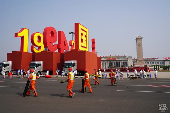 △庆祝大会上的“国庆”“1949”“2019”字样在会后迅速挪位，原来它们是装载在大型车辆上。