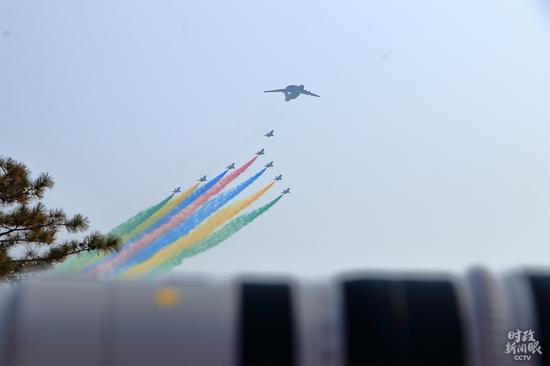 △领队机梯队拉出7道彩烟，开启了空中梯队的帷幕。（央视记者李峻拍摄）