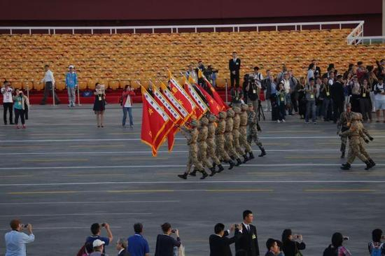 （2015年九·三阅兵中我军功勋荣誉旗）