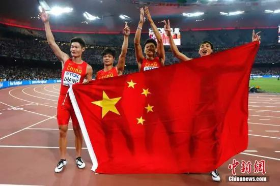  资料图：2015年田径世锦赛男子4X100米接力决赛中，由莫有雪、谢震业、苏炳添、张培萌组成的中国队跑出38秒01，获得银牌。这是亚洲人首次登上该项目领奖台。&nbsp;中新社发 富田 摄