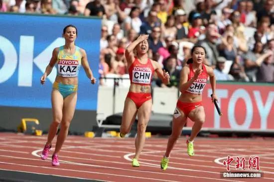  资料图：图为葛曼棋与梁小静在2019年国际田联世界田径接力赛比赛中。&nbsp;中新社记者 韩海丹 摄
