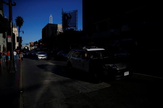  《小丑》首映礼当晚，中国剧院门口停着警车 &nbsp;图源：路透社