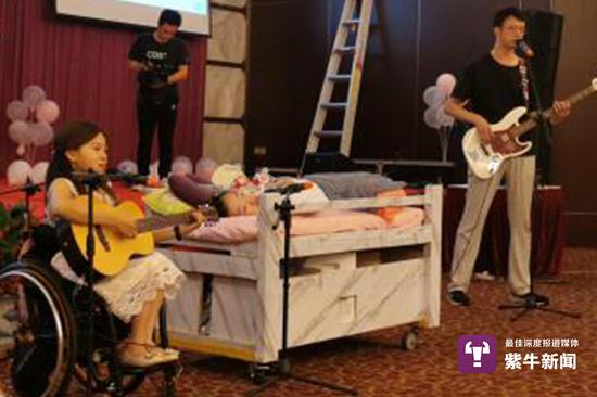  程利婷和苏佳宇在珍妮成人礼上献唱