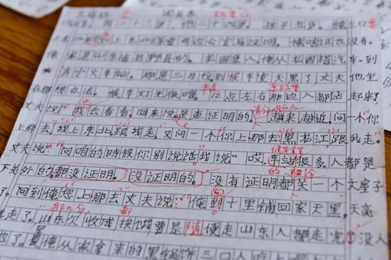 这是女儿张爱玲给姜淑梅“批改”过的手稿（9月12日摄）。新华社发 （谢剑飞 摄）