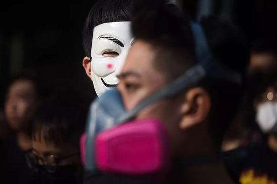  头戴面具的暴力示威者（图源：港媒）