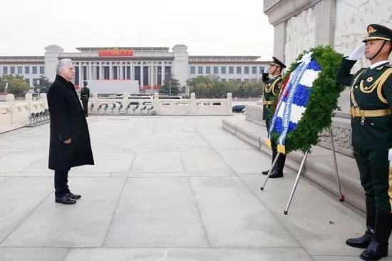 　　▲资料图片：2018年11月8日，古巴国务委员会主席兼部长会议主席迪亚斯-卡内尔前往北京天安门广场，向人民英雄纪念碑敬献花圈。（新华社）