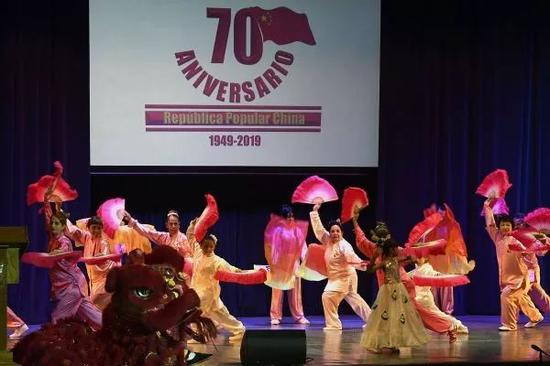 　　▲10月1日，在古巴哈瓦那举办的庆祝中华人民共和国成立70周年隆重集会上，古巴武术学校的学员在表演节目。（新华社）