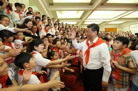 △2015年6月1日，习近平在北京人民大会堂亲切会见中国少年先锋队第七次全国代表大会全体代表