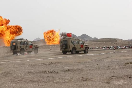  △参赛官兵在赛道疾驰。