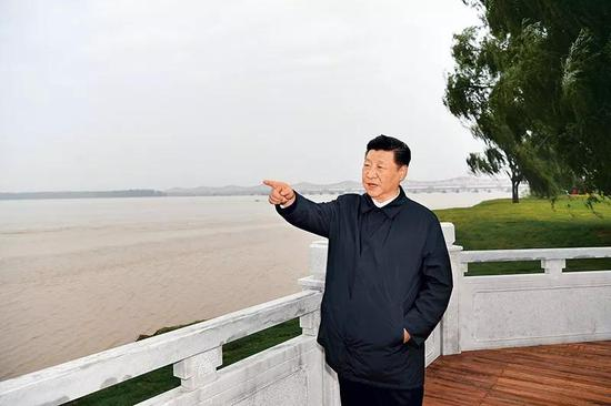 2019年9月17日下午，习近平总书记在郑州黄河国家地质公园，眺望黄河郑州段。新华社记者 谢环驰/摄