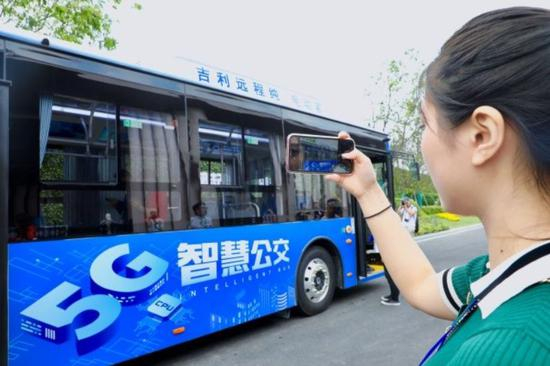 △有了5G智慧公交，车上乘客可以实时查看站点动态信息，包括路线信息、所到区域的人流情况和环境影像，站台的乘客也可实时了解车辆位置和车厢拥挤度。