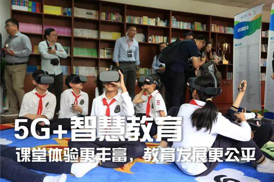 △在浙江时代小学落地运用的VR课堂可实现例如科学实验，天体科学，场景体验等课程教育，让不同班级甚至不同学校的师生共同相聚在虚拟空间里，教师可以对学生进行视角观察，位置同步，课堂快速提问和解答等功能，学生可以在虚拟现实世界中进行知识游览、艺术创作、游戏冒险等单人或多人体验。