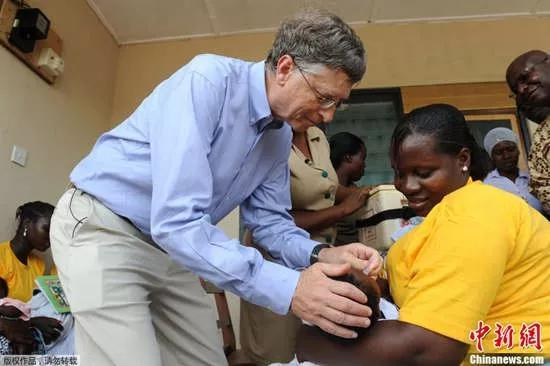 2013年3月26日，比尔·盖茨到访加纳的一家健康中心，亲自为一名幼童注射抗腹泻的轮状病毒疫苗。