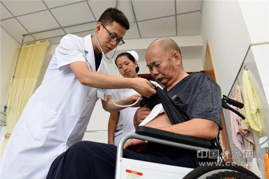 2019年9月7日，南和县中医院医养中心医护人员为老人检查身体。（新华社记者 朱旭东 摄）