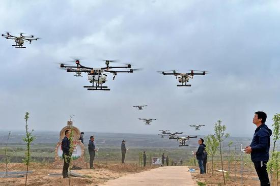  2017年4月，在山西省临汾市吉县，无人机植保服务应用于该县超过5万亩果园，为苹果丰收提供保障。图/ 新华