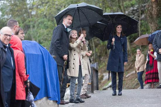  资料图：小公主给爸爸撑伞