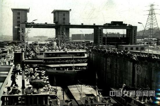 图为1981年6月15日，葛洲坝3号船闸试通航。