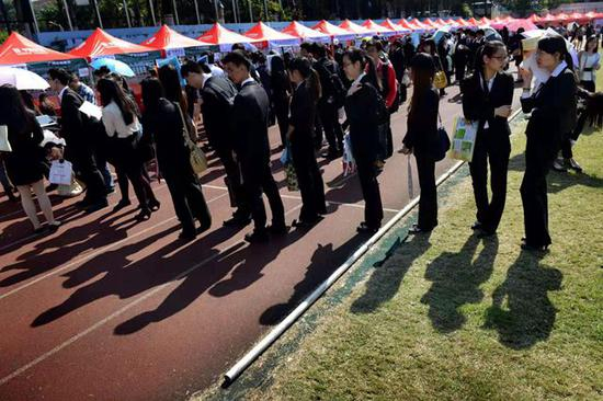 又到了高校毕业生求职季（资料图）。信息时报记者 郭柯堂 摄