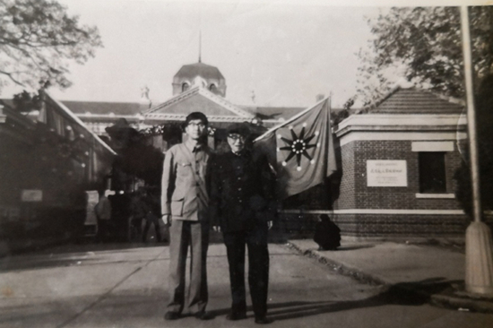 图片说明：作者（左）与徐铸成先生参观辛亥革命武昌起义纪念馆