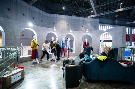 意大利馆保持了地中海的浪漫风格，有帅气的杜卡迪跑车，有华美的高定服装，也有最香醇的咖啡豆。