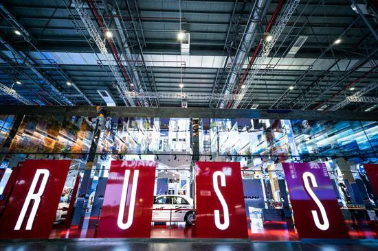 　　俄罗斯是唯一第二次成为进博会国家馆主宾国的国家，他们把自己最豪华的汽车，最先进的飞机，以及石油工业的成果用十分炫酷的方式呈现了出来。